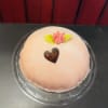 Rosa prinsesstårta med morsdagsdekoration.