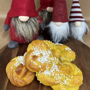 Våra goda saffransflätor, bakade i vårt bageri