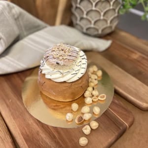 Nutellasemla med grädde och hasselnötter