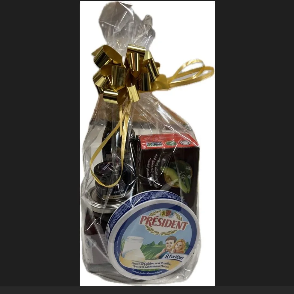 Presentpåse i cellofan med olivolja, ost kex