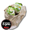 Wrap med skagenröra toppad med ärtskott.
