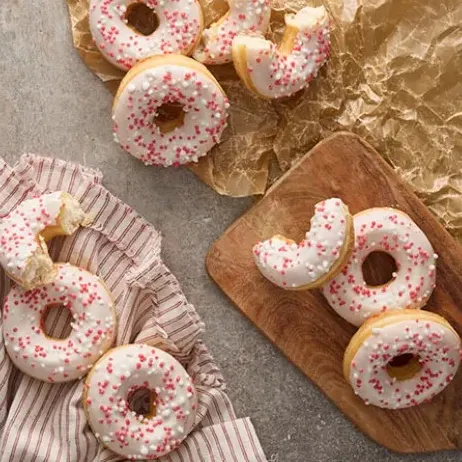 Donut med smak av polka, glasyr och strössel.