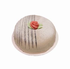 Vit marsipantäckt chokladtårta med en ros på toppen