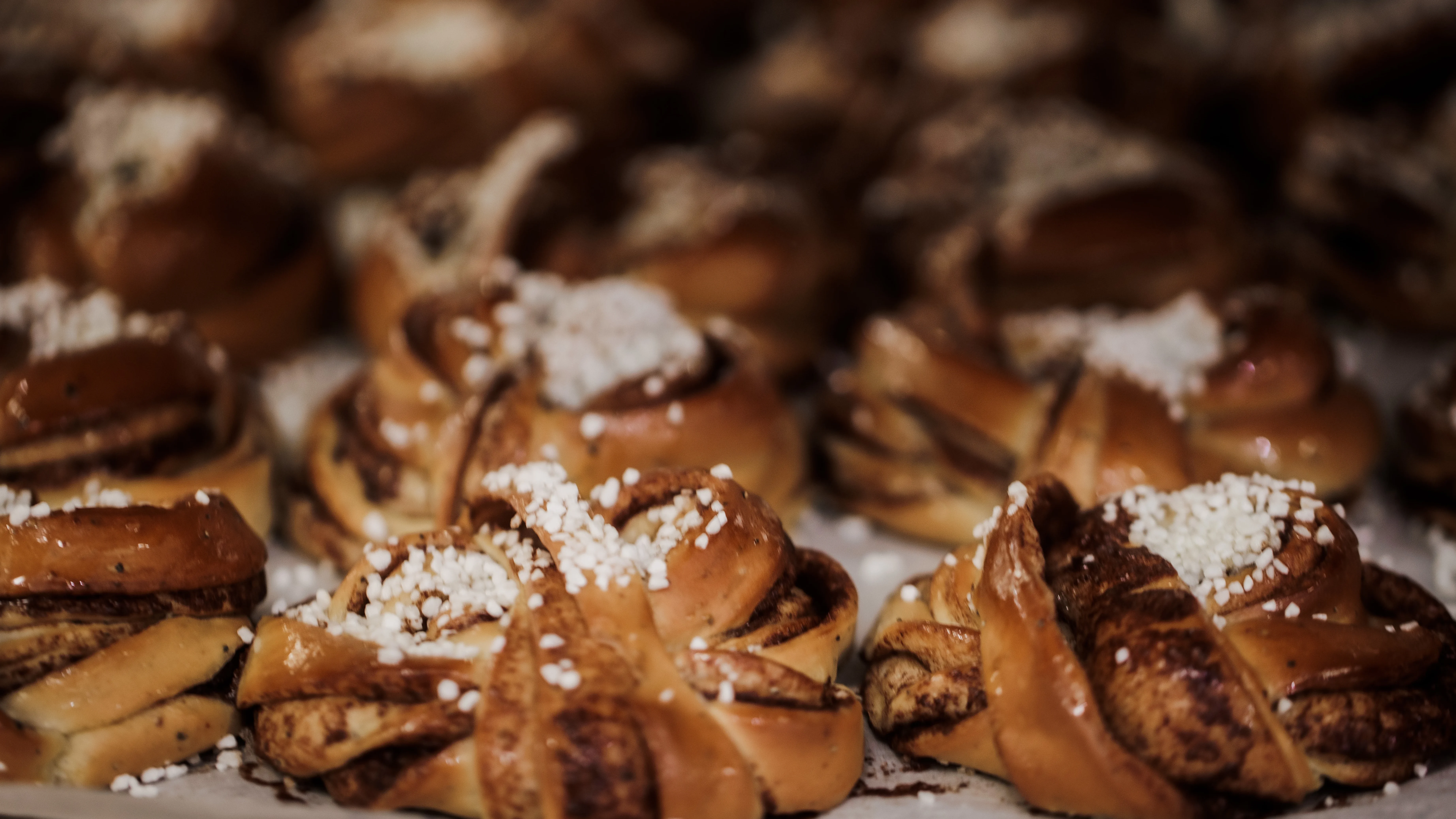 En stor plåt med nybakta kanelbullare