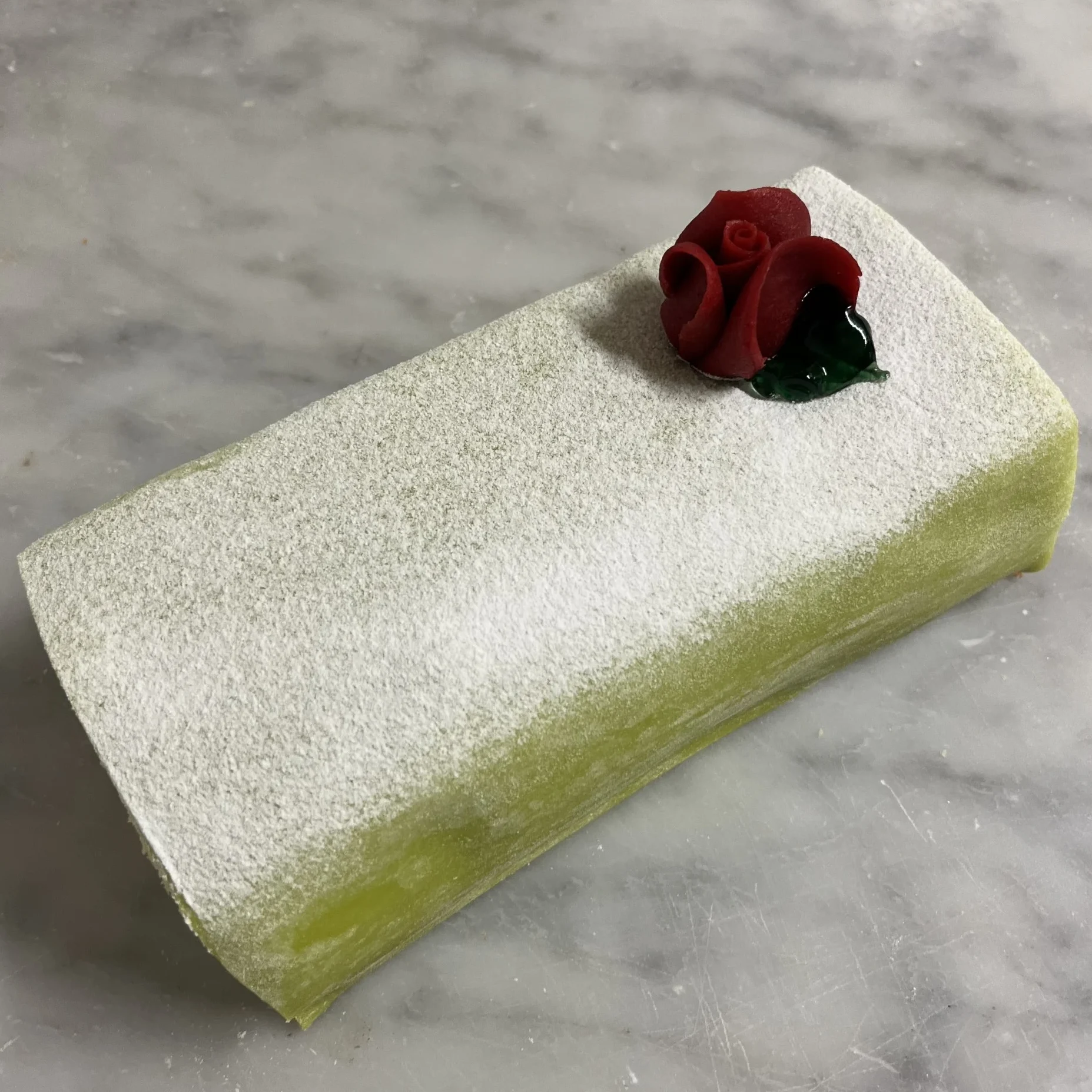 Grön princesstubbe med röd ros.