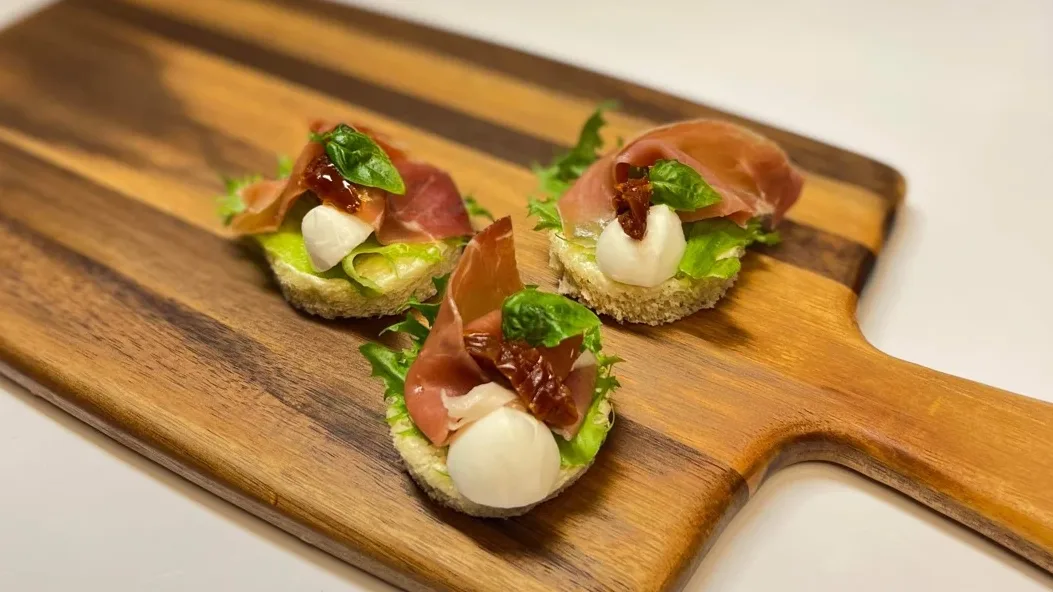 Snittar med lufttorkad skinka och mozzarella