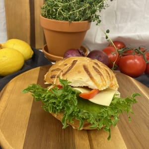 Bageriets egenbakade ostfralla med ost och paprika