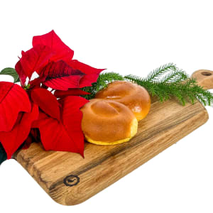 Saftiga vetekatter med kardemumma från vårt eget bageri.