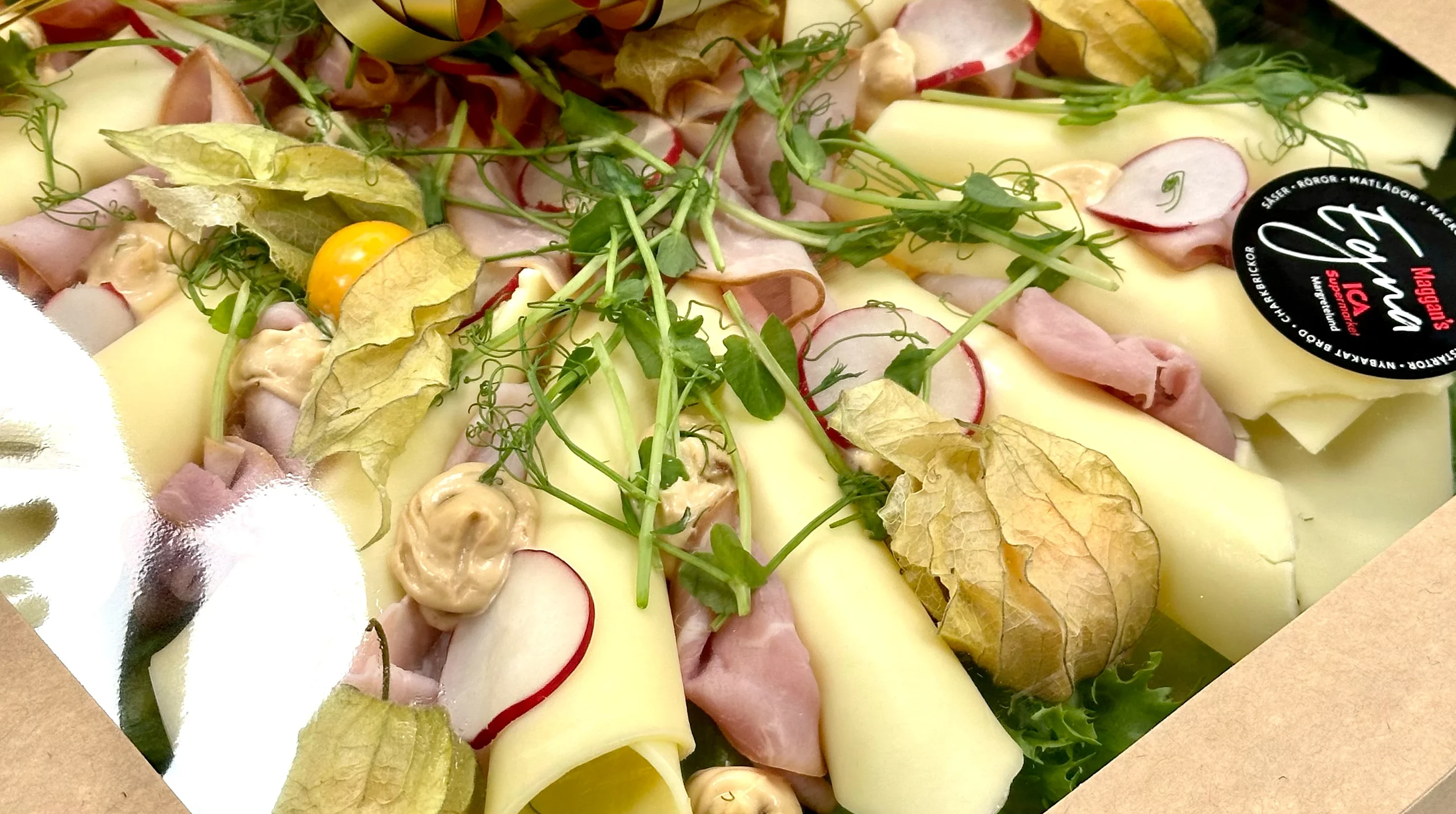 Smörgåstårtor vi gör själva med egna röror och vackert dekorerade.