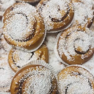 kanelsnäckor med pälsocker. från vårat butiksbageri