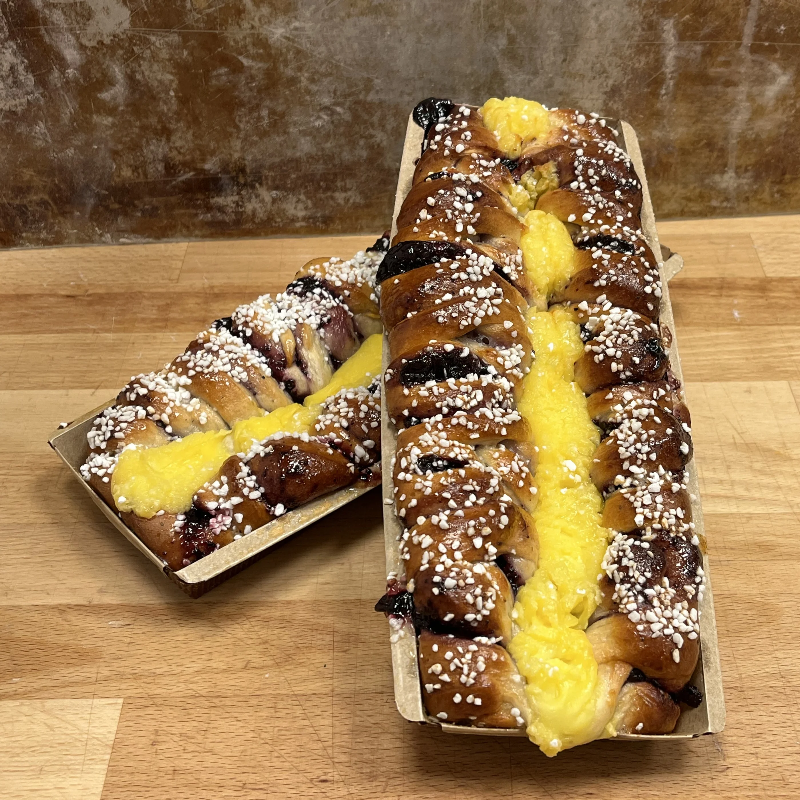 Kaffelängd med blåbärssylt och vaniljkräm.