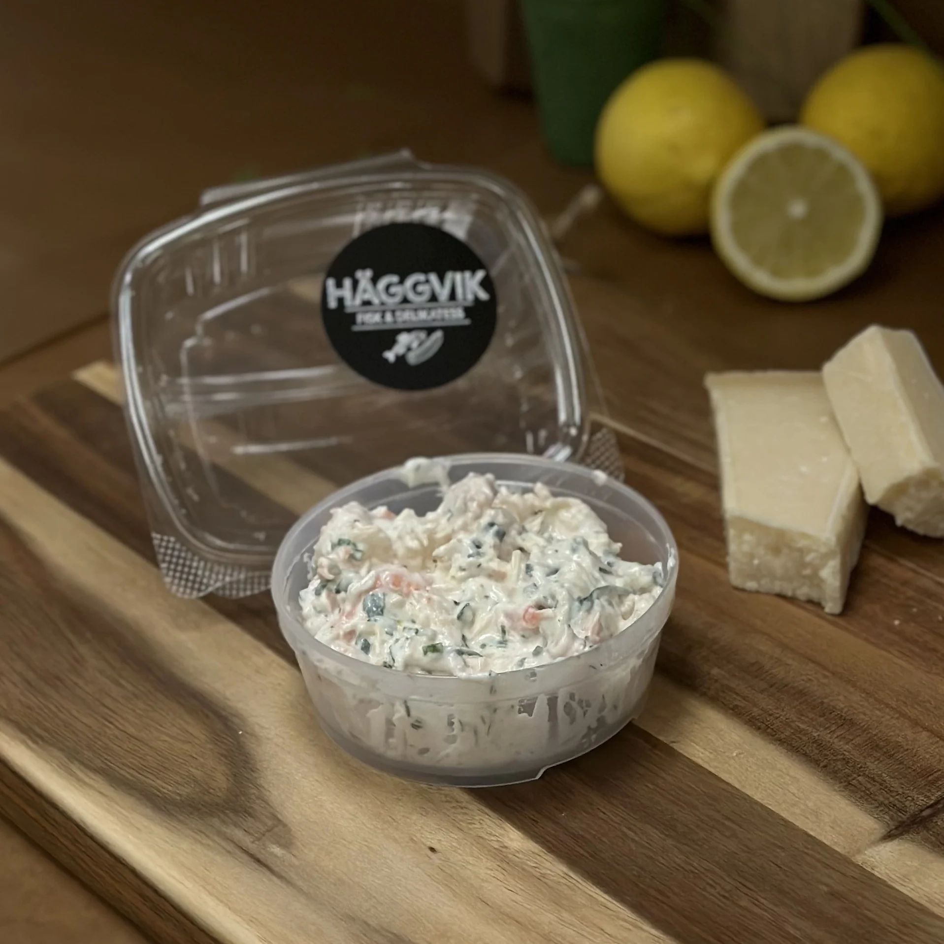 Röra med handskalade räkor och parmesanost.