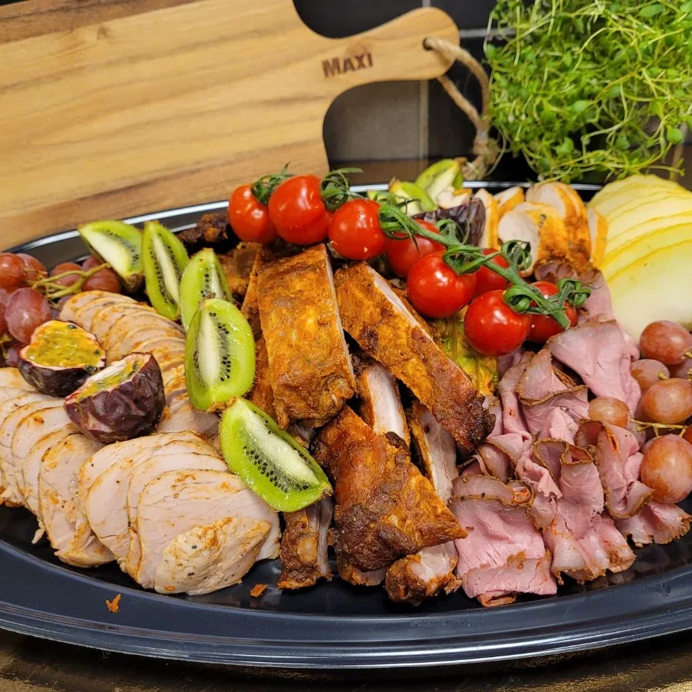 En härlig planka med generösa portioner, det ni får i er beställning är:  En nybakad baguette från vårt bageri med portionspackat smör. Tunna revben grillade i butik. Souvidad fläskfilé så den är härligt saftig och smakrik. Kycklingfilé grillad i butik. Skivad rostbiff. Fem sorters frukter baserat på säsong. Har ni någon speciell frukt ni gärna vill ha med så skriver ni det i kommentaren innan ni skickar in ordern.