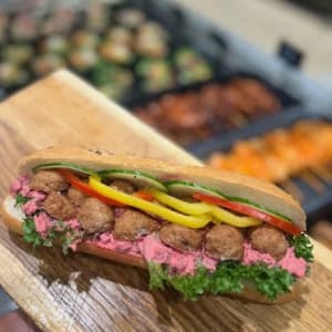 baguette med köttbullar rödbetssallad