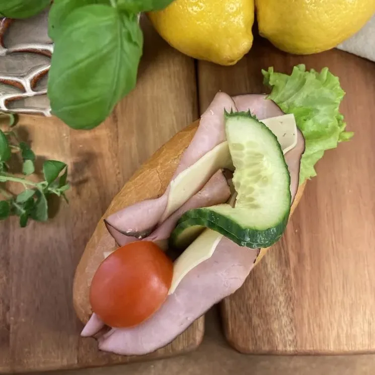 Baguette med ost, skinka, sallad, tomat och gurka