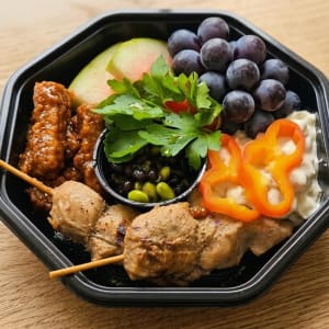 Vegetarisk tallrik med tzayspett, teriyakistrips, vegansk potatissallad,bönmix,  melon, druvor, paprika