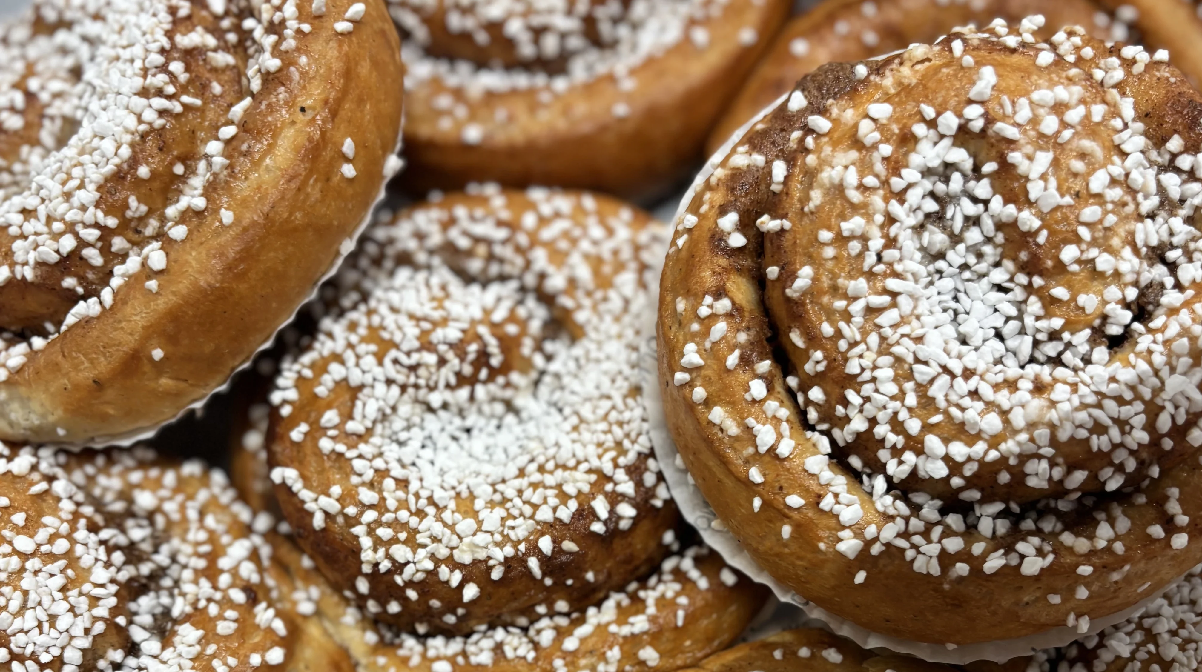 Saftiga & goda kanelbullar med pärlsocker