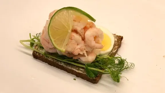 Smörrebröd med räkor och ägg