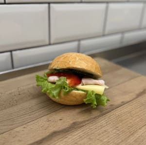 Ljus frallla med ost, kalkon och grönsaker.