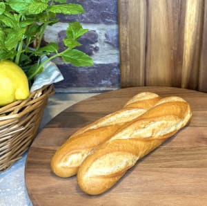 VETEMJÖL, vatten, salt, VETEGLUTEN, jäst/gjær, mjölbehandlingsmedel (E300), maltmjöl av KORN.