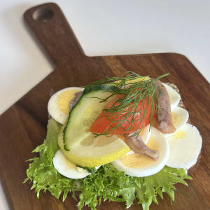Ägg och sillmacka på danskt rågbröd