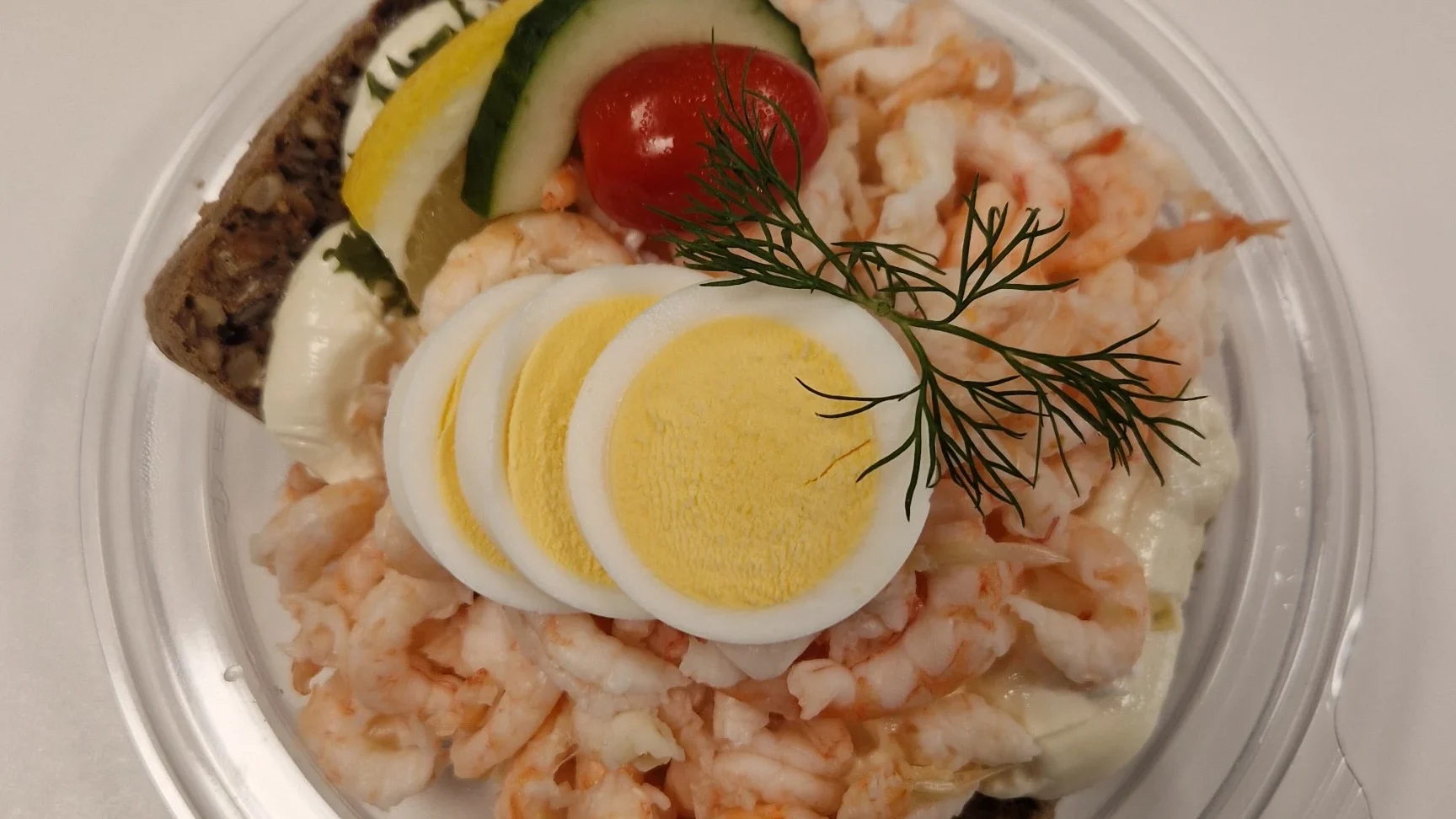 Räkmacka på grovt bröd