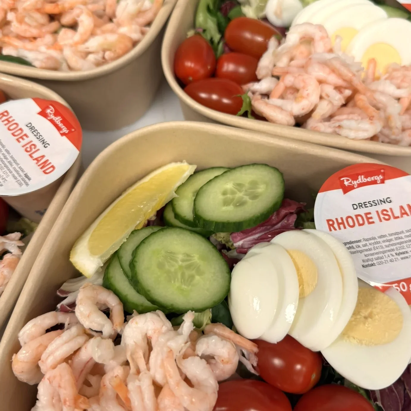 Klassisk räksallad med bland annat handskalade räkor, ägg, citron & rhode island dressing