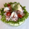 Smörgåstårta dekorerad med räkor och gravad lax