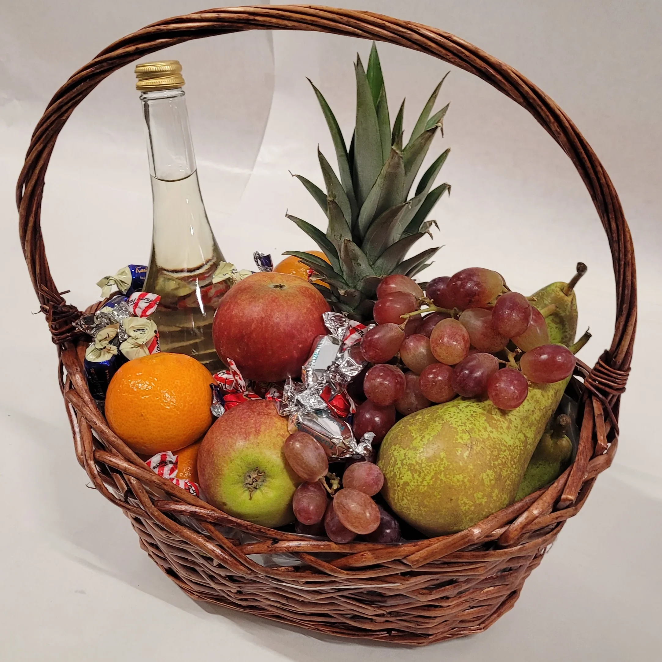 Fruktkorg liten fylld med frukt