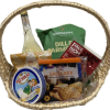 Liten korg fylld med delikatesser