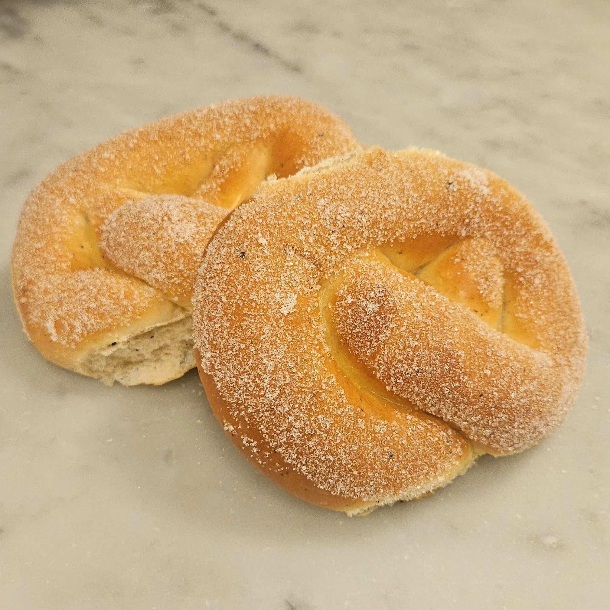 Sockerkringla doppad i smör och strösocker