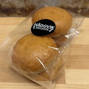 Hamburgerbröd i brioche-stuk. Bilden visar en förpackning med fyra bröd