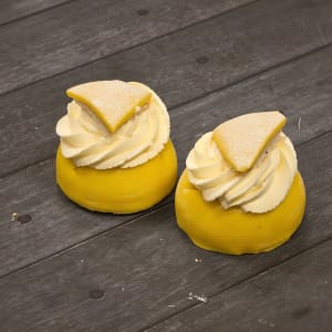 Påsksemla. Semla med vetebulle, gul marsipan, hallonsylt, vaniljkräm och grädde