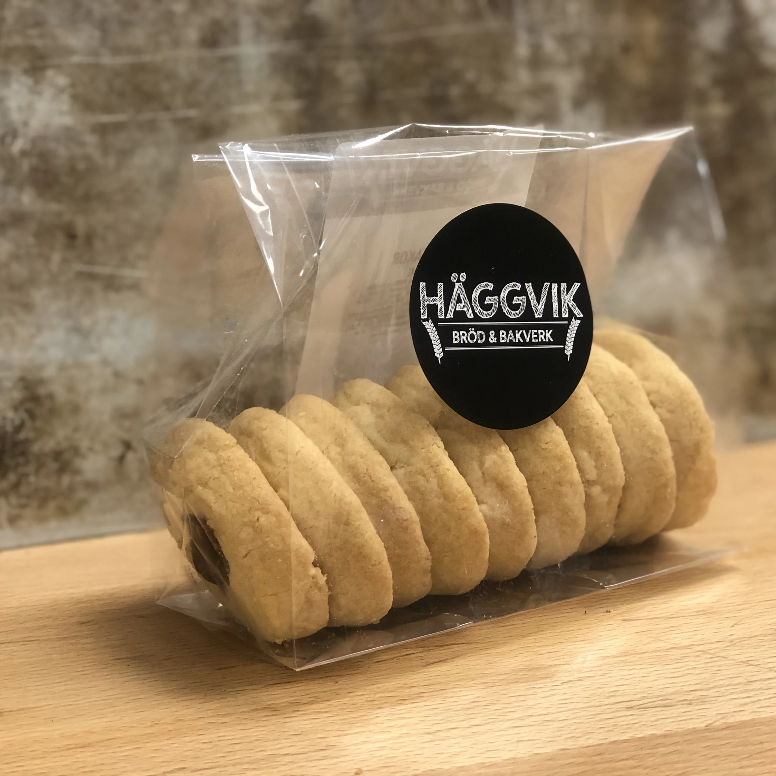 En förpackning på 200g med hallonsyltkakor.