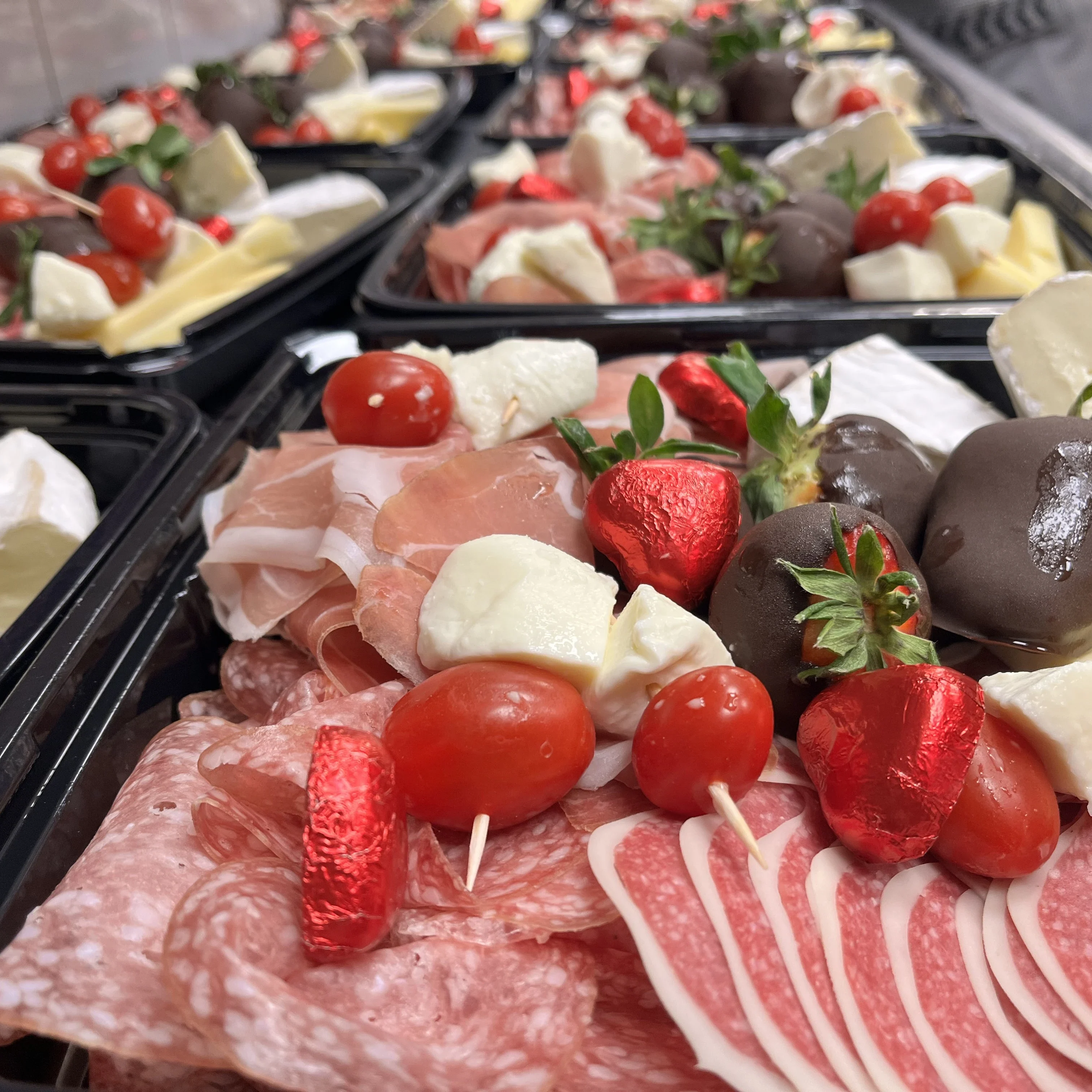 Charktallrikar på rad under tillverkning.