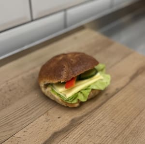 Rågfralla med ost och grönsaker.