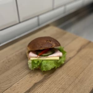 Rågfralla med ost, kalkon och grönsaker.