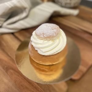 Semla med vaniljfyllning och massa god grädde
