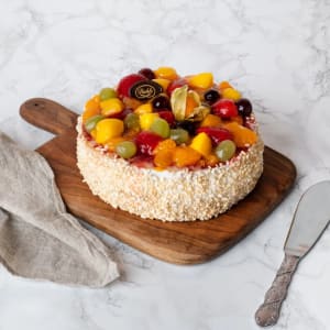 Gräddfri lyx för fruktälskaren. Fruktkompott, vaniljkräm och exotiska frukter varvas mellan de nybakade sockerkaksbottnarna - en aning citrus fullbordar verket.