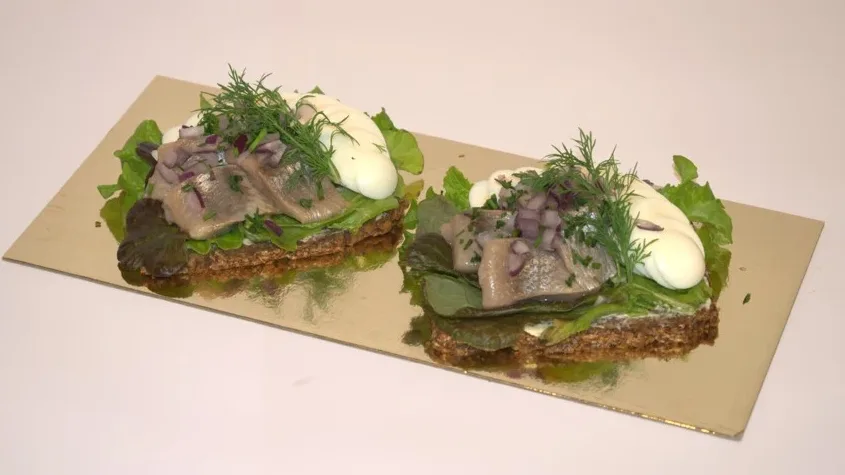Smörrebröd med sill och ägg