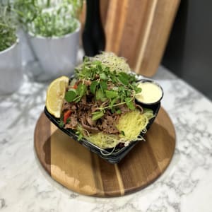 Sallad med spicy beef