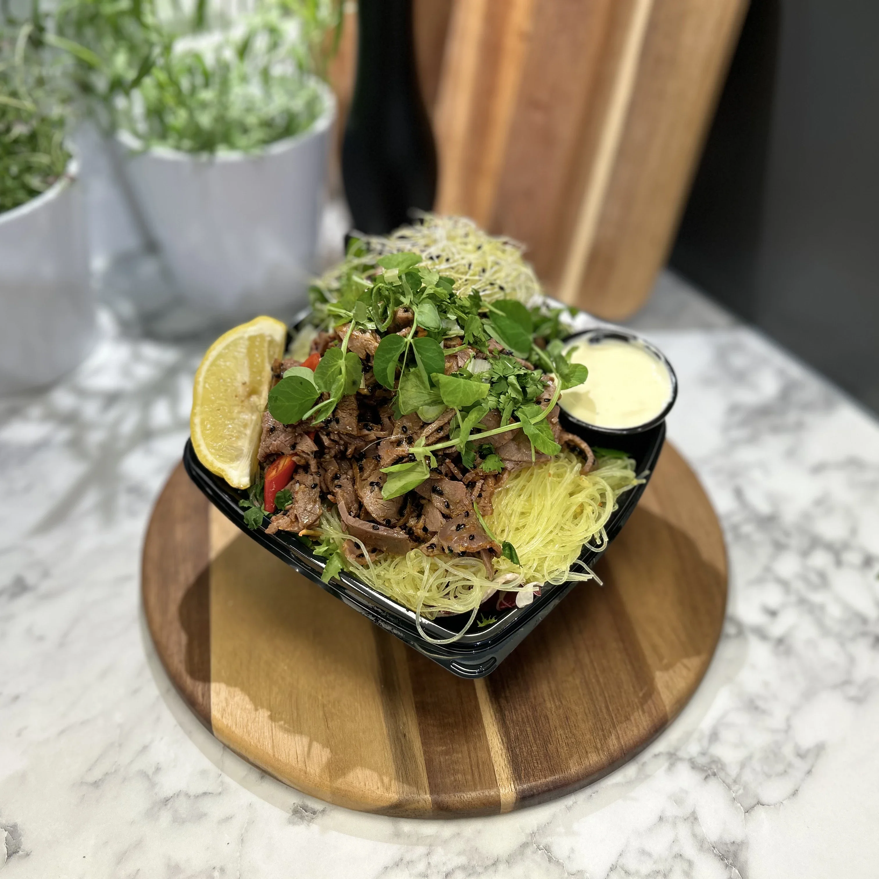 Sallad med spicy beef