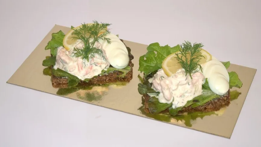 Smörrebröd med skagenröra