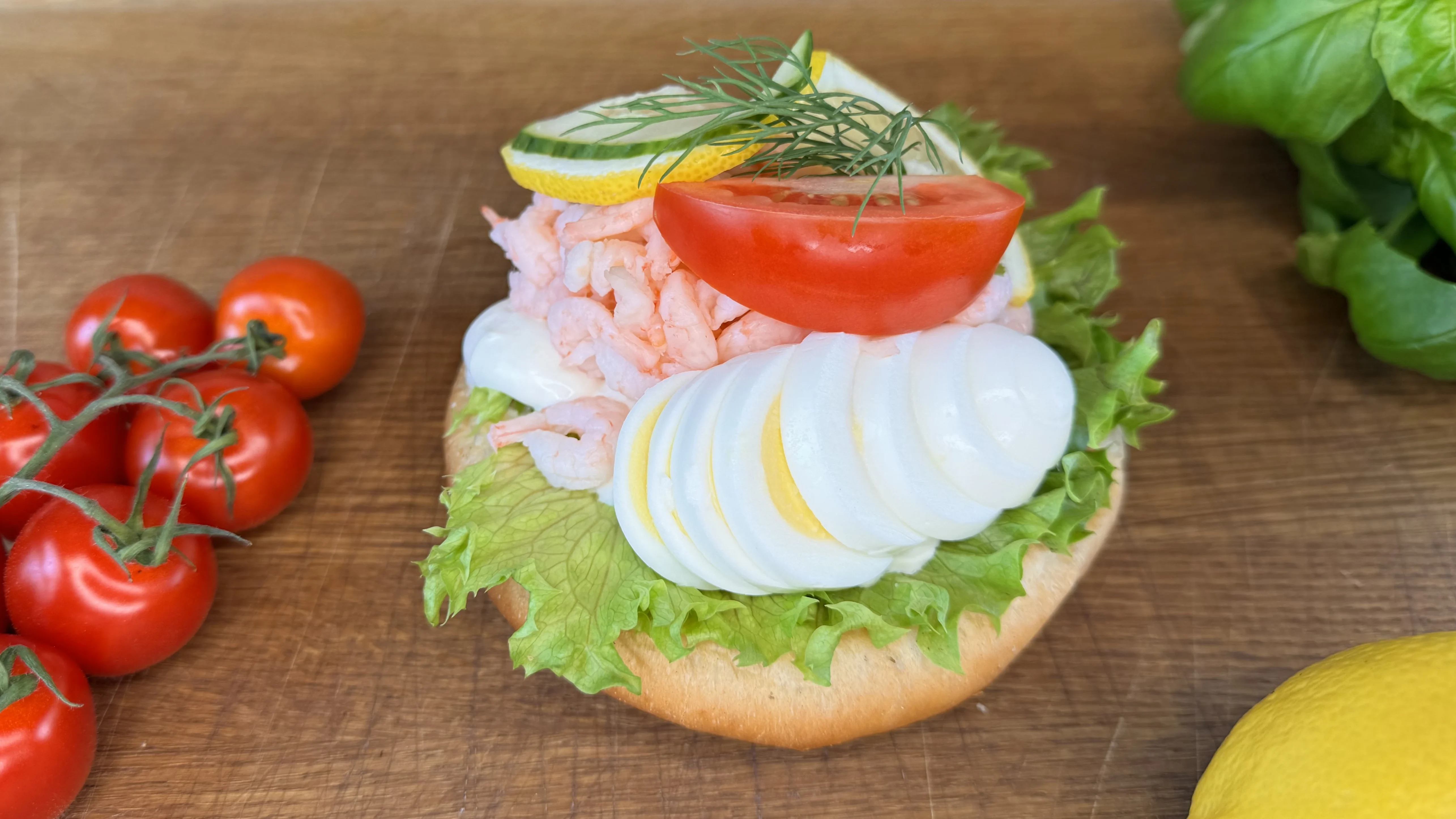 Räksmörgås på tekaka