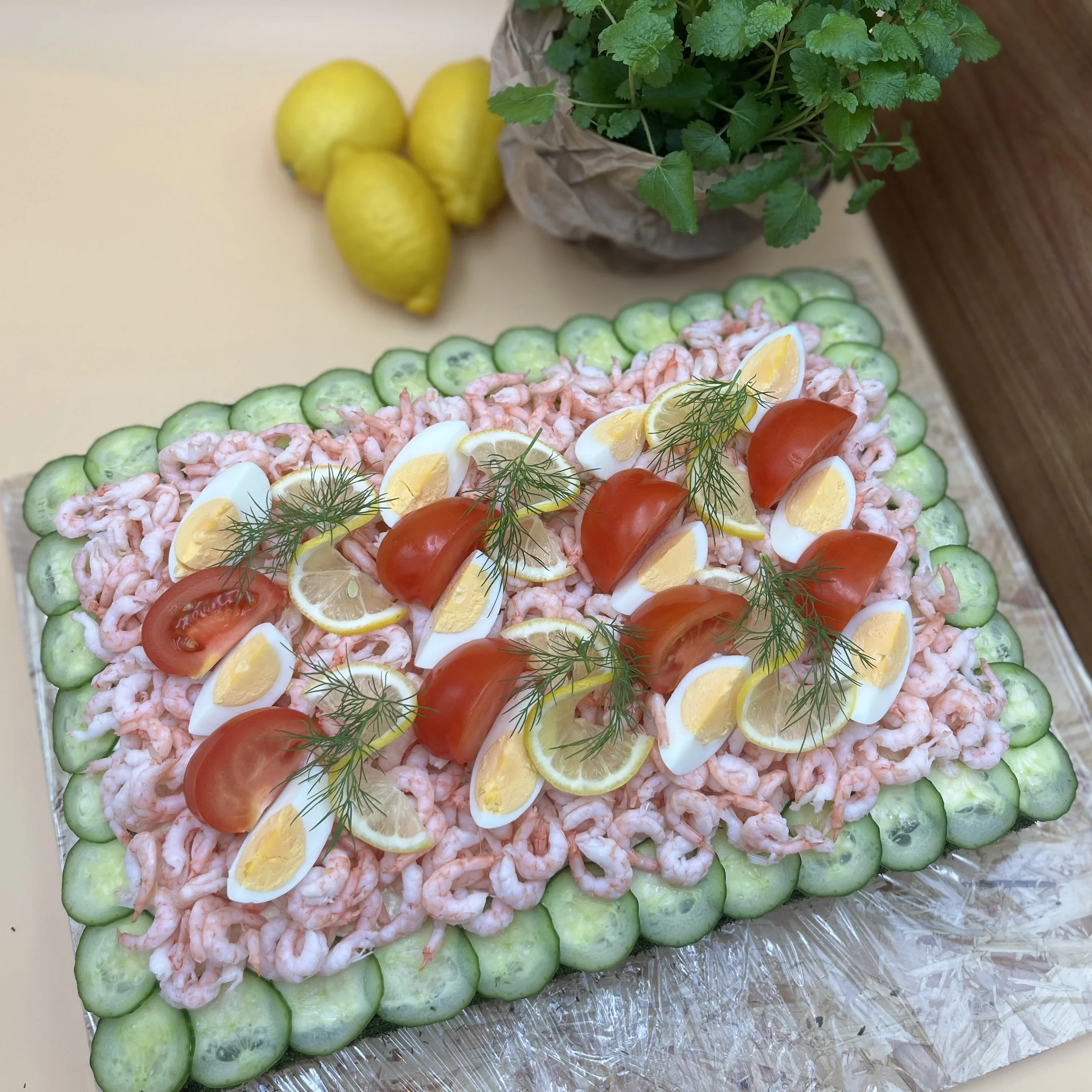 Smörgåstårta med hanskalade räkor, ägg, citron, dill