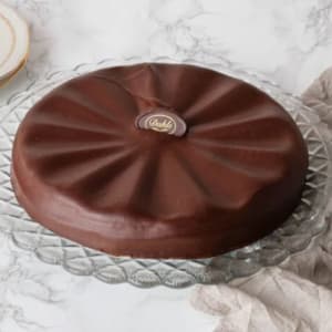 Med såväl botten som överdrag av riktigt fin choklad är det här tårtan för dig med en passion för det enkla och smakrika. Avnjutes lämpligen med en klick nyvispad grädde.