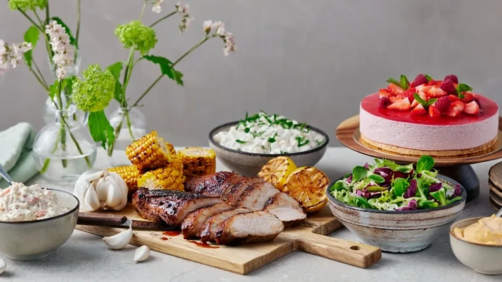 Buffe med kött samt frukt och grönt. Catering för alla tillfällen. Potatissallad och grönsallad.