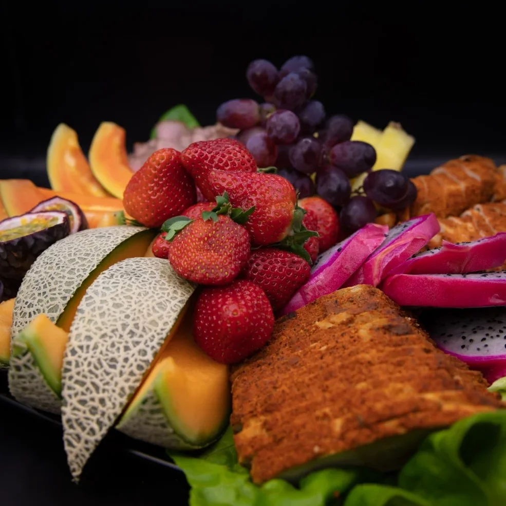 Härlig planka med kallskuret och saftiga frukter