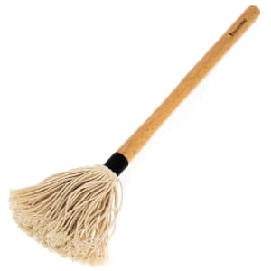 En BBQ Mop i trä och garn. Den ser ut som en gammal sopkvast