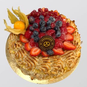 Tårta täckt med mandelspån, bakad mandelmassmet och bär såsom jordgubbar, hallon, blåbär och physalis